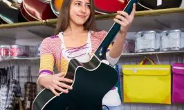 How to choose an acoustic guitar for beginners