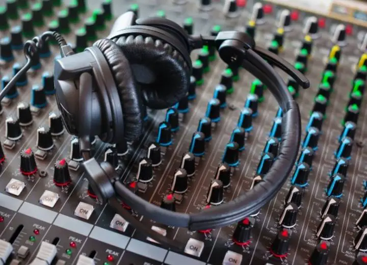 The difference between headphones and studio headphones