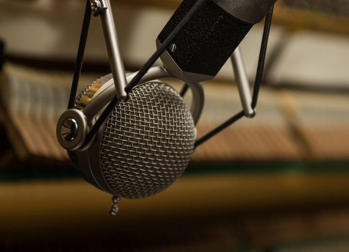 Dynamic Vs Condenser Mic For Recording Vocals Which Is The Best Choice?