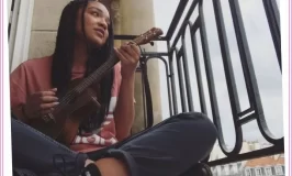 how to sing while playing ukulele