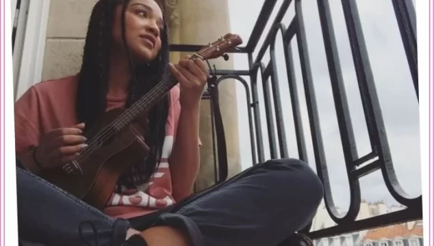 how to sing while playing ukulele